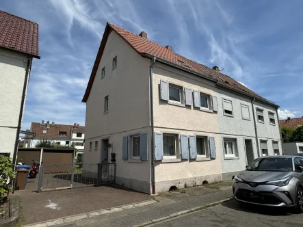 Straßenansicht - Haus kaufen in Worms / Hochheim - Kleines Reihenendhaus mit Gärtchen