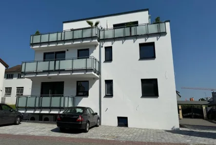 Ansicht mit Stellplätzen - Wohnung kaufen in Alzey - Neubau-Eigentumswohnung Whg. 5, Obergeschoss