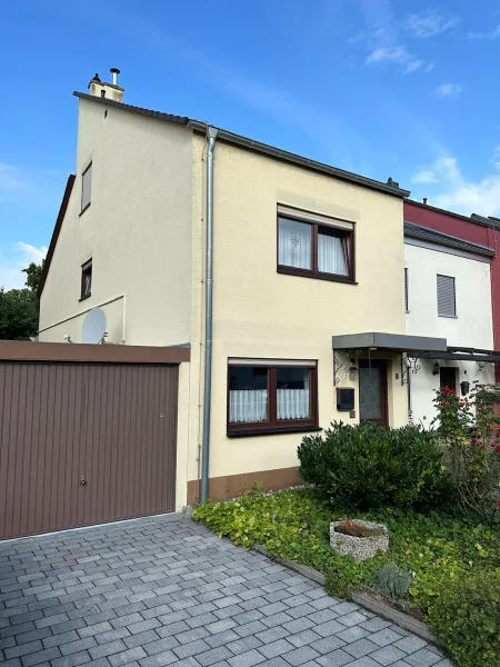 Frontansicht - Haus kaufen in Osthofen - Reihenendhaus mit Garten und Garage