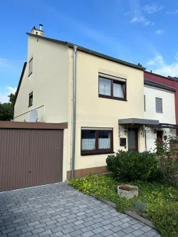 Frontansicht - Haus kaufen in Osthofen - Reihenendhaus mit Garten und Garage