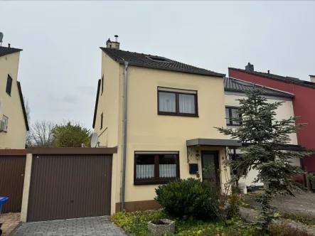 Frontansicht - Haus kaufen in Osthofen - Reihenendhaus mit Westgarten und Garage