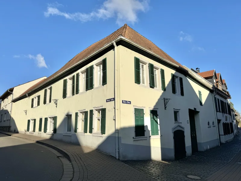 Straßenansicht - Haus kaufen in Westhofen - Zweifamilienhaus mit Scheune