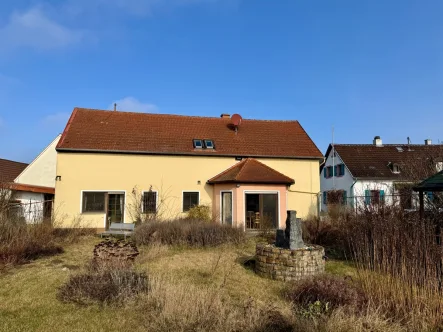 Titelbild - Haus kaufen in Köngernheim - Einfamilienhaus mit Garage und Nebengebäude