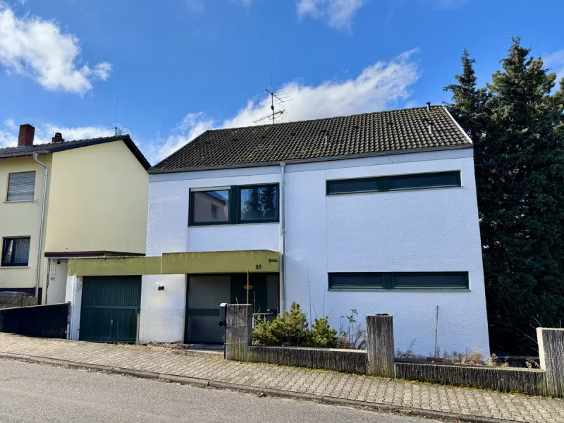 Straßenansicht - Haus kaufen in Wörrstadt - Einfamilienhaus mit Einliegerwohnung