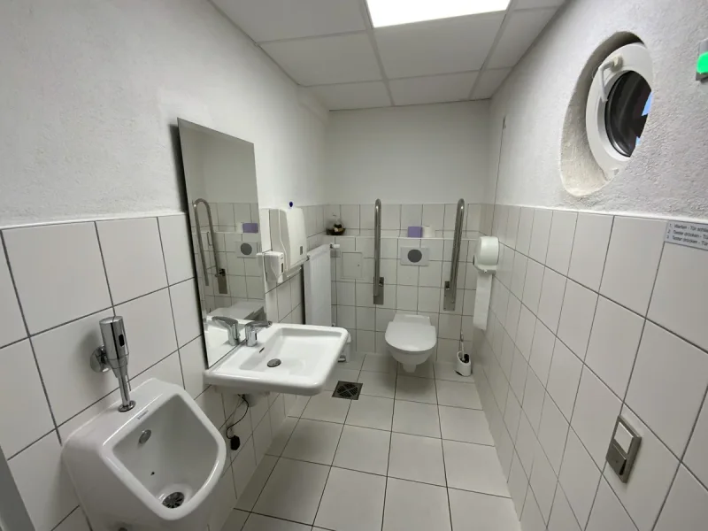 EG, Behindertengerechte Toilette, im Eingangsbereich