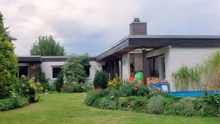 Ansicht - Haus kaufen in Kleinostheim - Genießen Sie Ihren Lebensstandard - Bungalow auf großem Grundstück