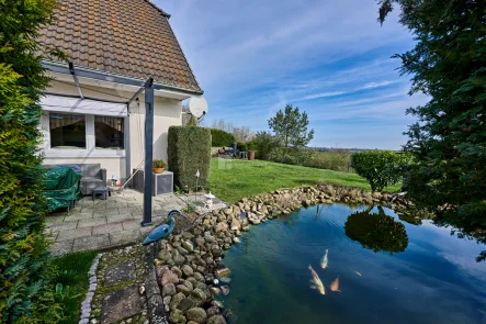Der schöne Garten-Teich - Haus kaufen in Klein Rogahn - Paradies im Grünen: Lichterfülltes Einfamilienhaus + 2Terrassen + Teich und Weitblick am Feldrand