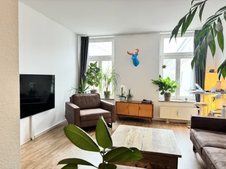 Durch das Wohnzimmer in die Friedrichstraße - Wohnung mieten in Schwerin - Morgensonne und Panoramablick - 3,5-Zimmer-Wohnung mit Schelfstadt-Blick für Stadtliebhaber!