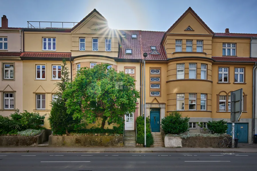 Vom Demmlerplatz aus gesehen - Wohnung kaufen in Schwerin - Großzügige 4,5-Zimmer-Wohnung mit Villencharakter, Balkon und Garten in zentraler Lage