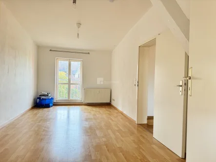 Im Wohn-Durchgangszimmer - Wohnung mieten in Schwerin - Altstadtwohnung mit Dom- und Marktplatzblick – Ihr neues Zuhause wartet!