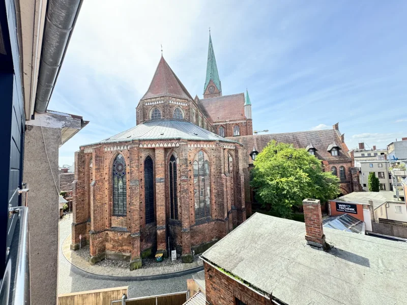 Der Ausblick Küche - Wohnung mieten in Schwerin - Altstadtwohnung mit Dom- und Marktplatzblick – Ihr neues Zuhause wartet!