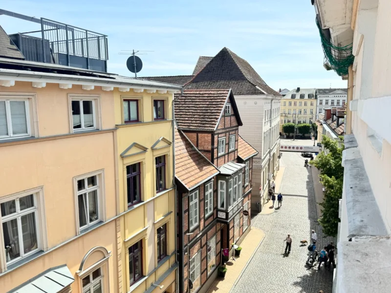 Zum Marktplatz gesehen - Wohnung mieten in Schwerin - Altstadtwohnung mit Dom- und Marktplatzblick – Ihr neues Zuhause wartet!