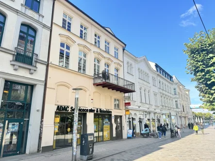 Die Strassenansicht mit Sicht zum Pfaffenteich - Wohnung mieten in Schwerin - 3 Zimmer - Innenstadt - Dachterrasse - Einbauküche - Vollbad mit Lichtkuppel