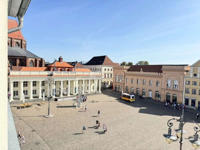 Auf den Marktplatz sehend