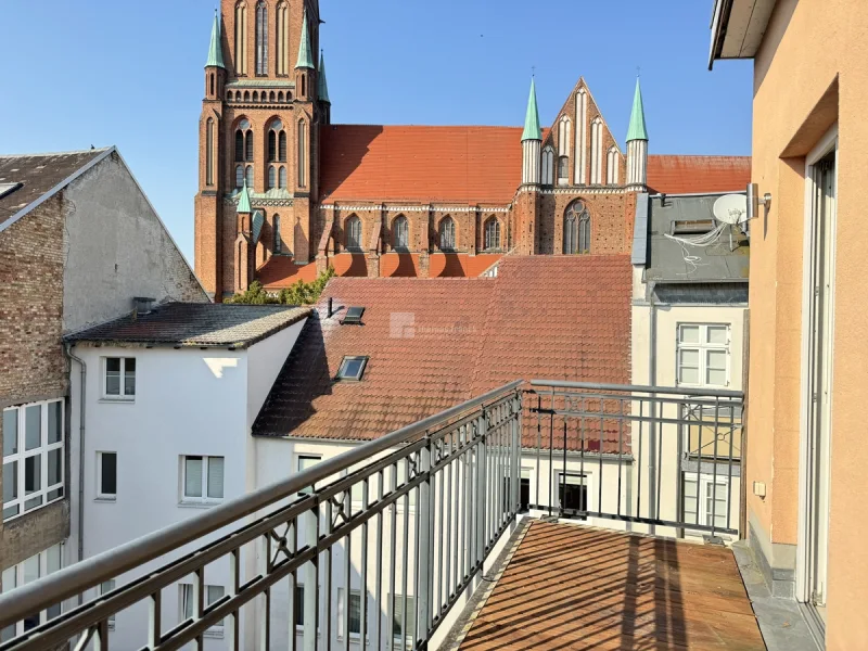 Auf dem Balkon zum Dom sehend