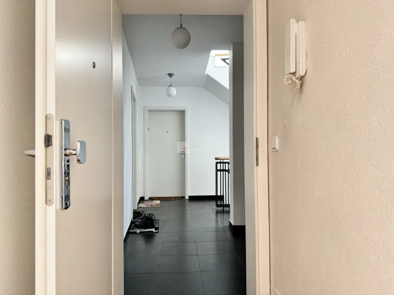 Aus der Wohnungstür in das Treppenhaus sehend