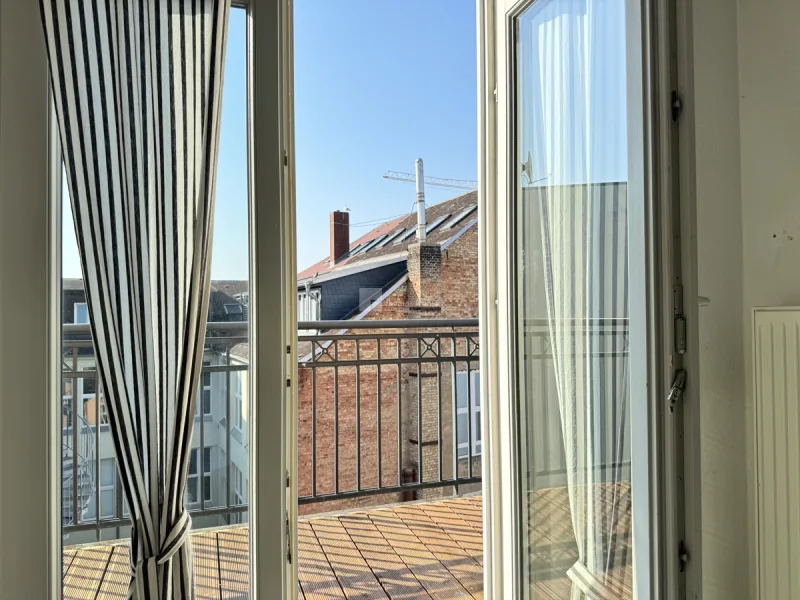 Aus der Küche zum Balkon sehend - Wohnung mieten in Schwerin - Wohnen mit Weltkulturerbe: 2 Zimmer-Wohnung mit Balkon, Fahrstuhl und Aussicht