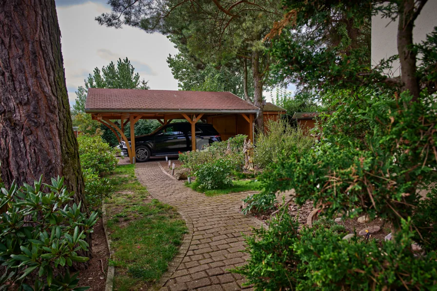 Die Zuwegung zwischen Carport und Haus