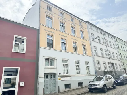 Die Straßenansicht zur Friedensstraße - Wohnung mieten in Schwerin - Zentrales Apartment mit Einbauküche und Duschbad – Ihre neue Wohnung in der Paulsstadt