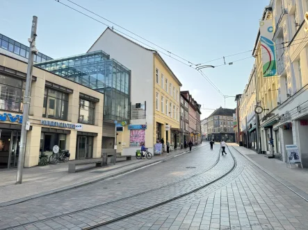 Vom Marienplatz aus gesehen - Wohnung mieten in Schwerin - Gemütlich und Zentral – 2-Zimmer-Wohnung mit offener Wohnküche und Badewanne