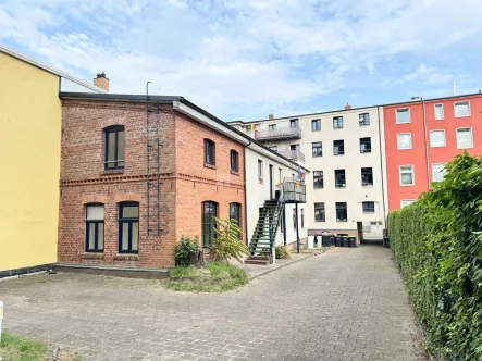 Die Rückansicht - Wohnung kaufen in Schwerin - Zentrales Wohnungspaket in einem Haus der Innenstadt