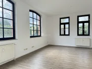 Vom Flur aus in das Zimmer der Erdgeschoss-Wohnung gesehen