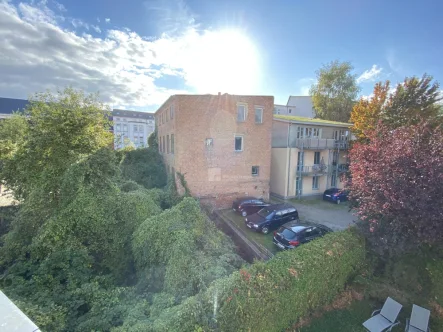 Die sonnige Aussichten Blick von der Terrasse - Wohnung mieten in Schwerin - Großzügige 3-Zimmer-Wohnung mit Einbauküche und großer Dachterrasse – ideal für Stadtliebhaber!