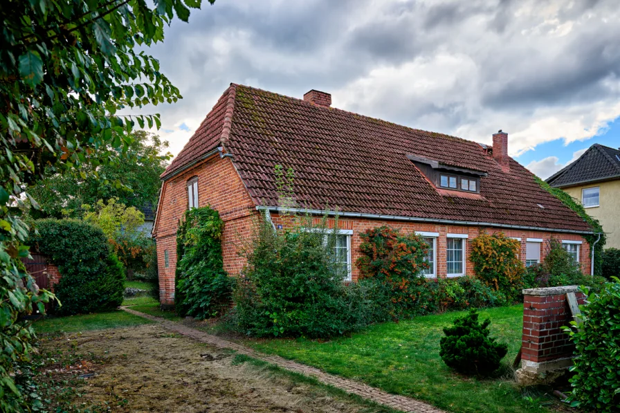 Ein schöner Platz am Schweriner See - Haus kaufen in Schwerin - Ihr neues Projekt: Einfamilienhaus mit Einliegerwohnung in Schwerin Mueß – bereit für frische Ideen