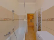 Badewanne und Waschmaschinenstellplatz im Badezimmer