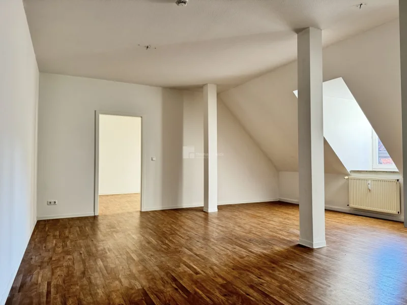 Der Wohnbereich mit Blick ins Schlafzimmer - Wohnung mieten in Schwerin - Helle 2 Zimmer Dachgeschosswohnung: Großzügiger Wohnbereich - Küche mit Einbauküche - zentraler Lage