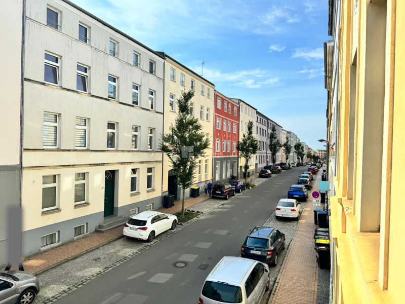 Aus dem Fenster nach Süden durch die Fritz Reuter Straße bis zum Bahnhof Mitte