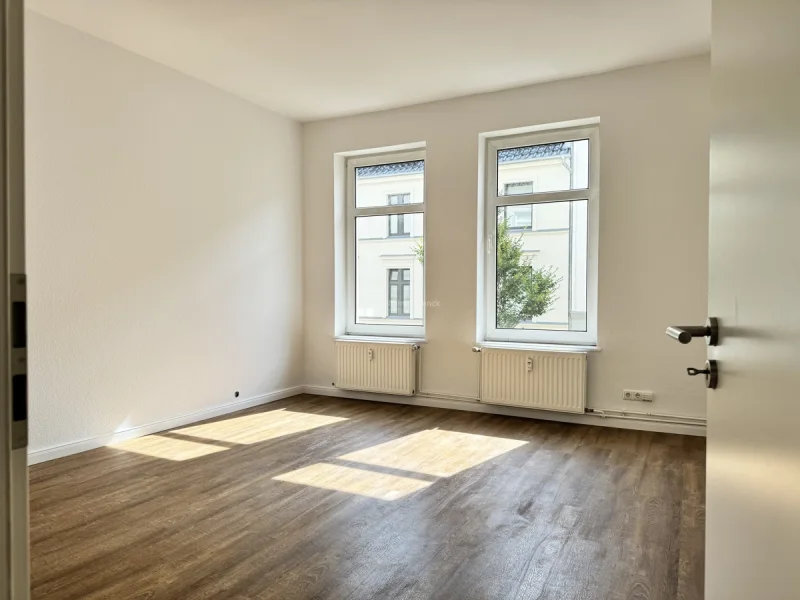 Das Wohnzimmer gegenüber von der Küche - Wohnung mieten in Schwerin - Helle 2-Zimmer-Wohnung in der Schweriner Paulsstadt