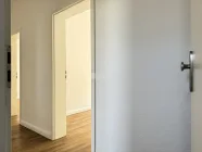 Von der Wohnungseingangstüre in die Wohnung gesehen