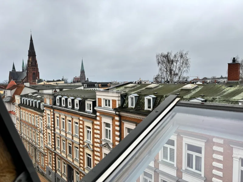 Ein Dachgeschoss mit Aus-und Weitsicht Schloß, Dom und Paulskirche - Wohnung mieten in Schwerin - 3 Zimmer Dachgeschosswohnung in der Schweriner Paulsstadt mit Schlossblick