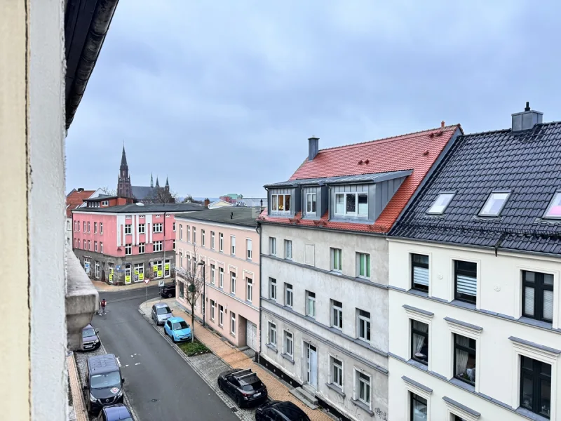 Der Blick in die Wittenburger Straße und Paulskirche am Bahnhof