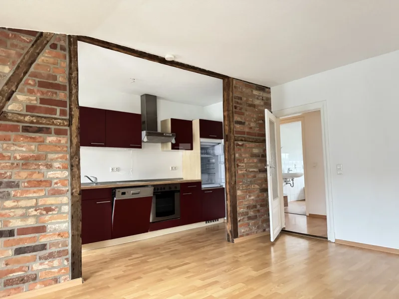 Der Blick vom Wohnzimmer in die Küche - Wohnung mieten in Schwerin - 74 m² mit Charme: Offene Küche, geräumige Zimmer und Tageslichtbad