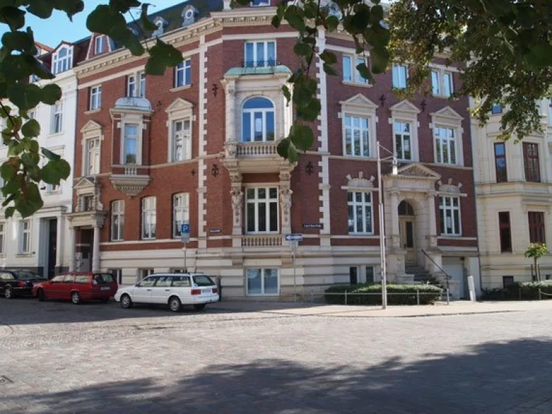 Das schöne Haus - Wohnung mieten in Schwerin - Gründerzeit am Pfaffenteich 3-Zimmer in der bel étage mit Pfaffenteichsicht und Balkon mit Domblick