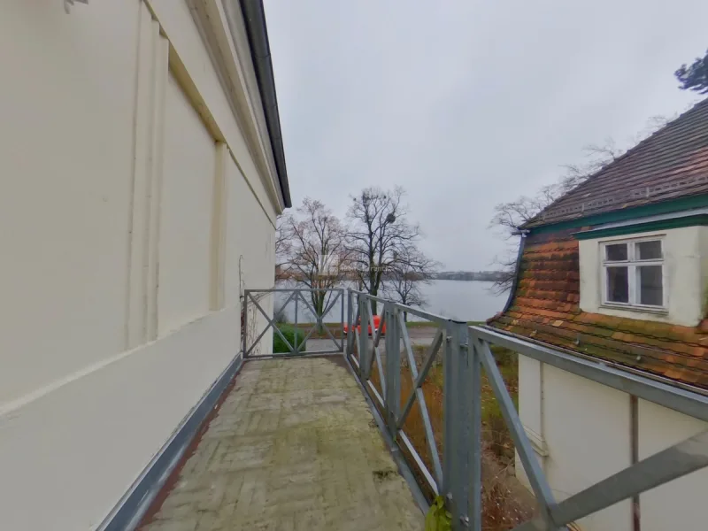 Der Balkon nach Süden mit Seeblick