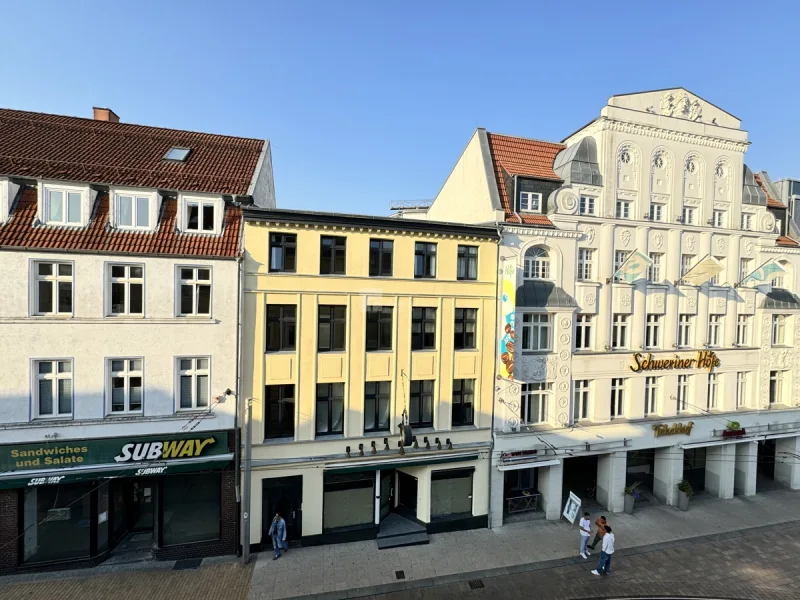 Aus dem Wohnzimmerfenster gesehen - Wohnung mieten in Schwerin - Gemütlich und Zentral – 2-Zimmer-Wohnung mit offener Wohnküche und Badewanne