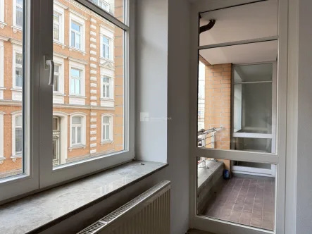 Aus dem Balkonzimmer zum Wohnzimmer via Balkon gesehen - Wohnung mieten in Schwerin - Modern & urban: Wohnung im Herzen der Paulsstadt Schwerin