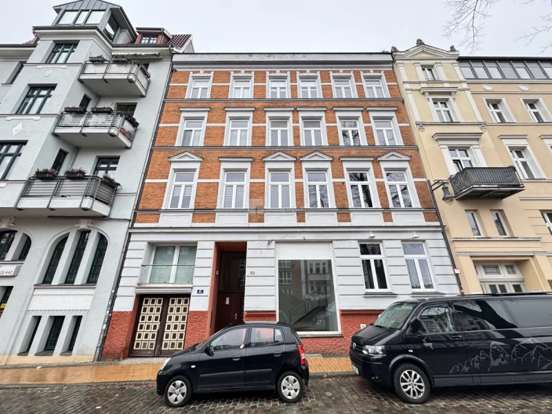 Die Strassenfront nahe Haltestelle Schlossblick