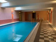 Das Schwimmbad mit Sauna