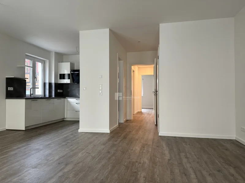 Der Blick vom Wohnzimmer zur Küche und Flur - Wohnung mieten in Schwerin - Moderne 3-Zimmer-Wohnung mit Balkon in Top-Lage am Pfaffenteich