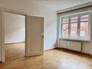 Zwei Zimmer mit Flügeltür verbunden