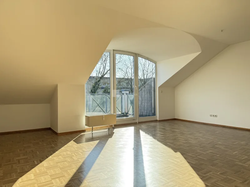 Im Wohnzimmer mit Parkett und viel Sonne  - Wohnung mieten in Schwerin - Über den Dächern von Schwerin – 2-Zimmer-Wohnung im 3. Obergeschoss mit Balkon zum Wohlfühlen