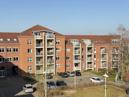 Die Hofansicht mit dem Sonnenbalkon - Wohnung mieten in Schwerin - Ihr neues Zuhause: Gemütliche 3-Zimmer-Wohnung mit Balkon – ca. 88 m² im 3. Obergeschoss!