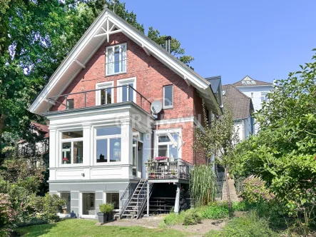 Gartenansicht - Haus kaufen in Hamburg - Rarität am Süllberg: Einfamilienhaus mit zwei Wohnungen, herrlichem Garten und Elbblick