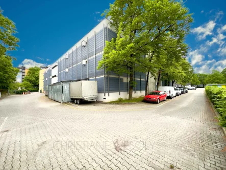 Aussenansicht - Garage/Stellplatz kaufen in München - Vier abschließbare Einzelgaragenboxen im Parkhaus