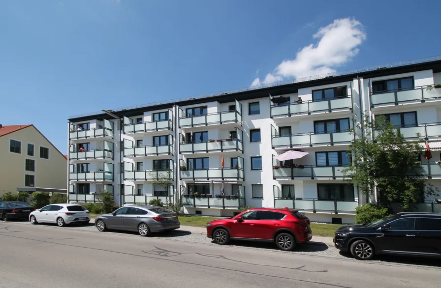 Aussenansicht - Wohnung mieten in München - ERSTBEZUG nach Sanierung - Freundliche, sonnige 4-Zimmerwohnung mit Südbalkon