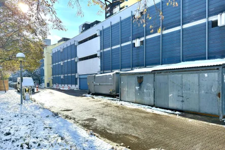 Außenansicht - Garage/Stellplatz kaufen in München - Drei abschließbare Einzelgaragenboxen im Parkhaus